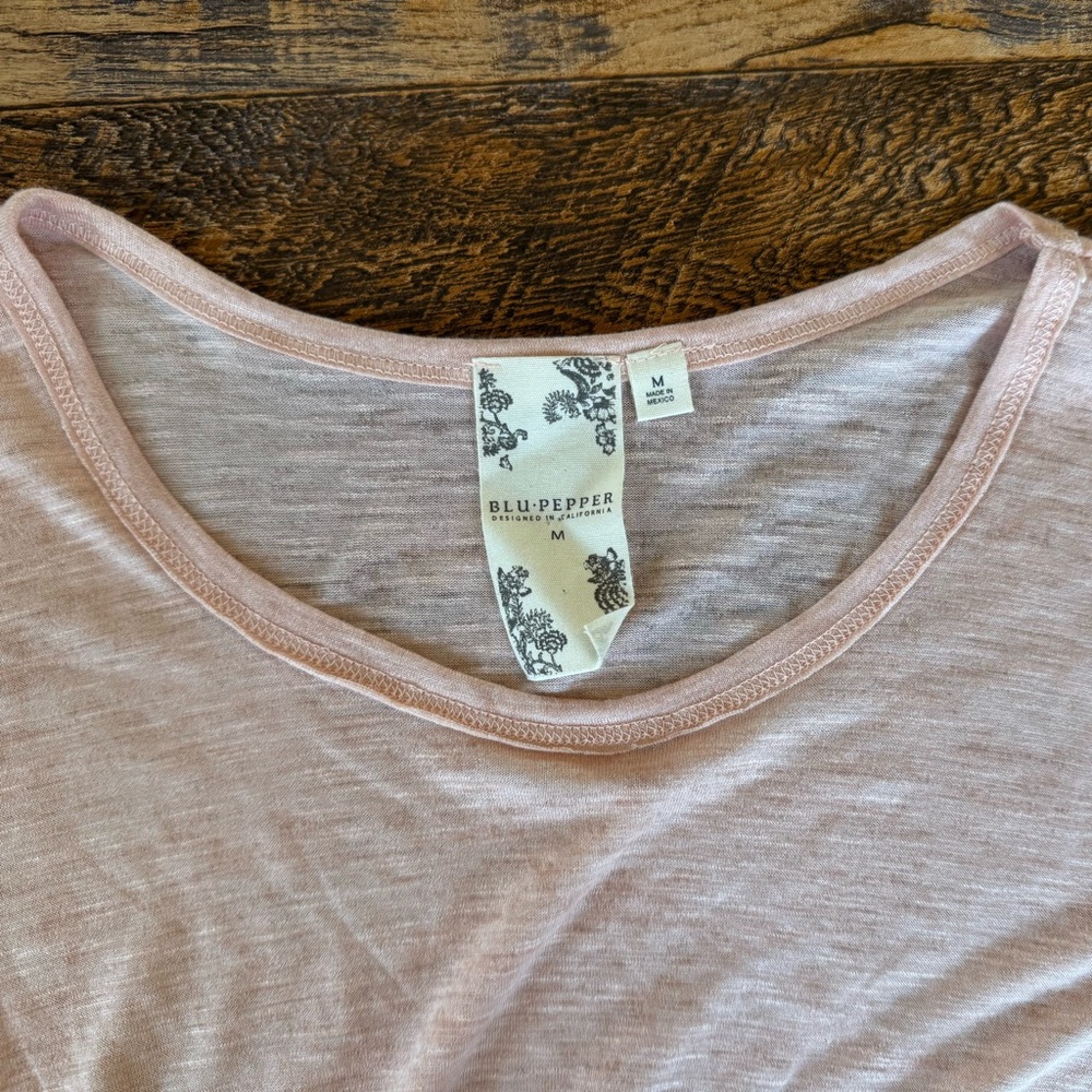 Blu Pepper Peach Flowy Tee Medium Ruffle Hem Asymmetrical Boho Lightweight Top - Picture 3 of 5